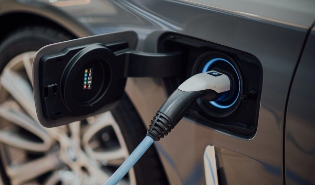 Elektroauto mit eingestecktem Ladekabel am geöffneten Ladeanschluss