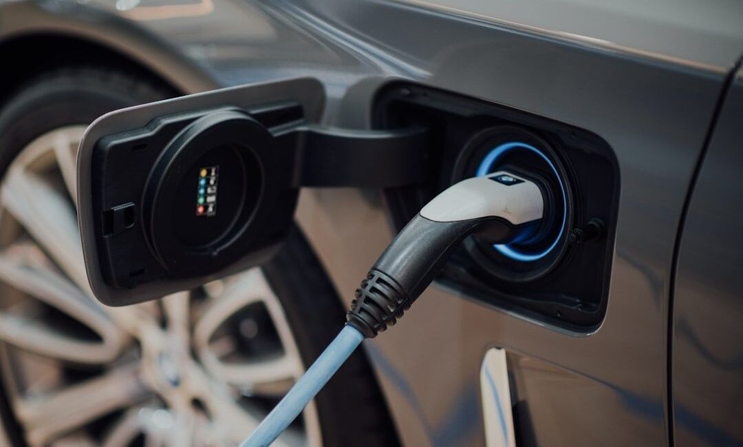 Elektroauto mit eingestecktem Ladekabel am geöffneten Ladeanschluss
